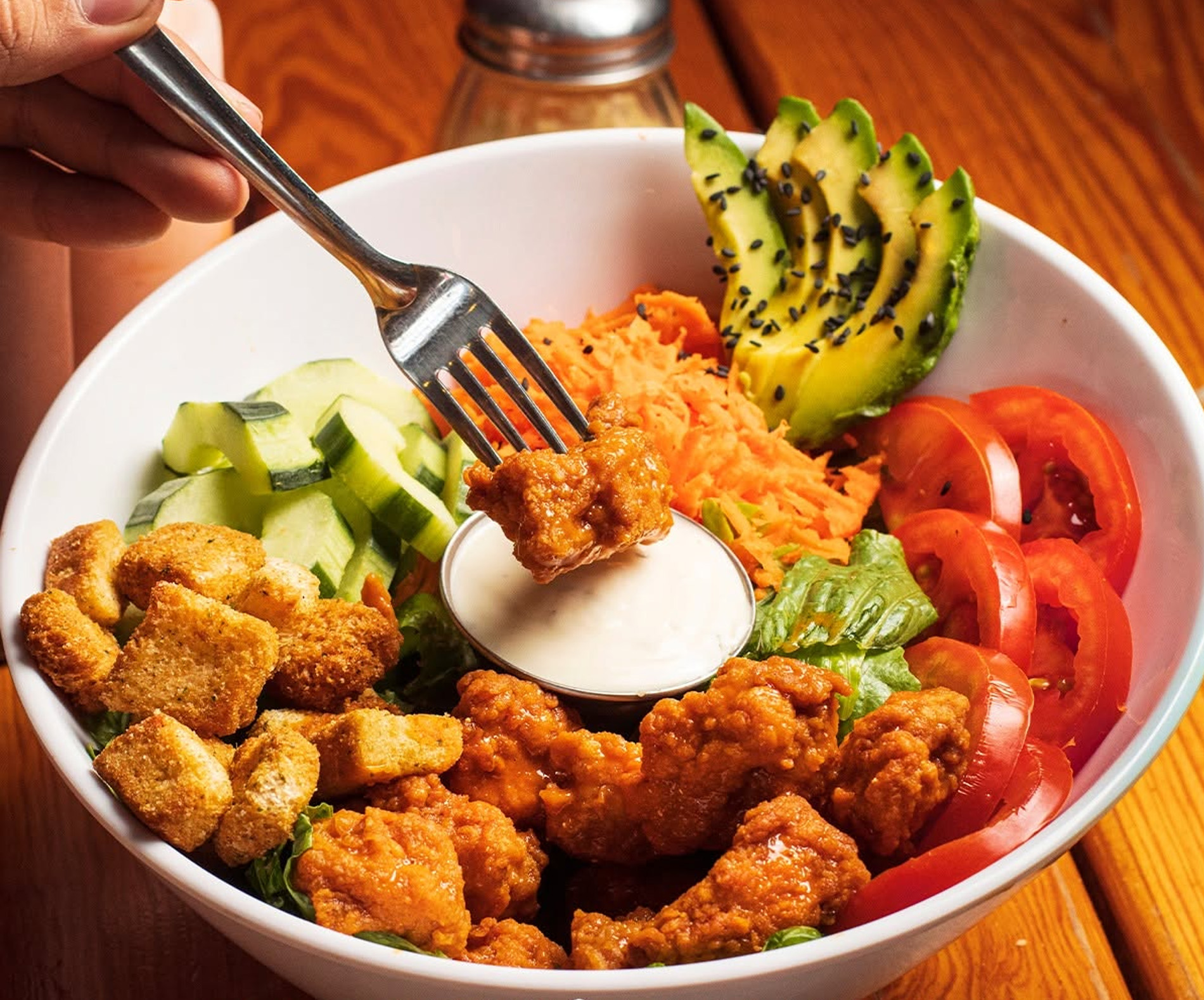 Bowl de boneless con ensalada fresca y aderezo